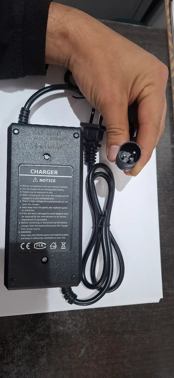 CARGADOR GENERICO 24V 5AH TIPO MICROFONO XLR PARA BATERIA 12V 35AH