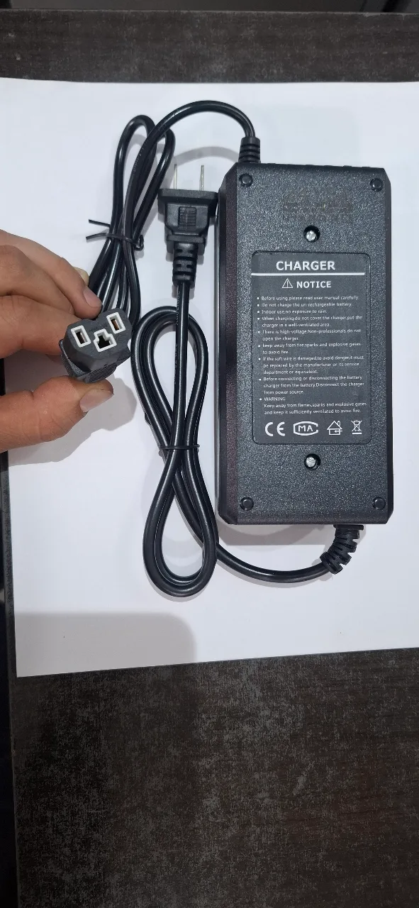 CARGADOR 29.4V 2.5 AH PARA BATERIA LITIO REF 1033 ULTRALIVIANA