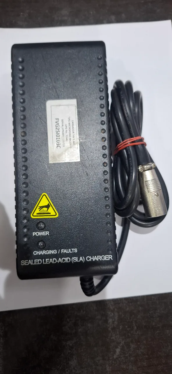 CARGADOR 24V 5 AH TIPO MICROFONO MODELO UPG No. 71642