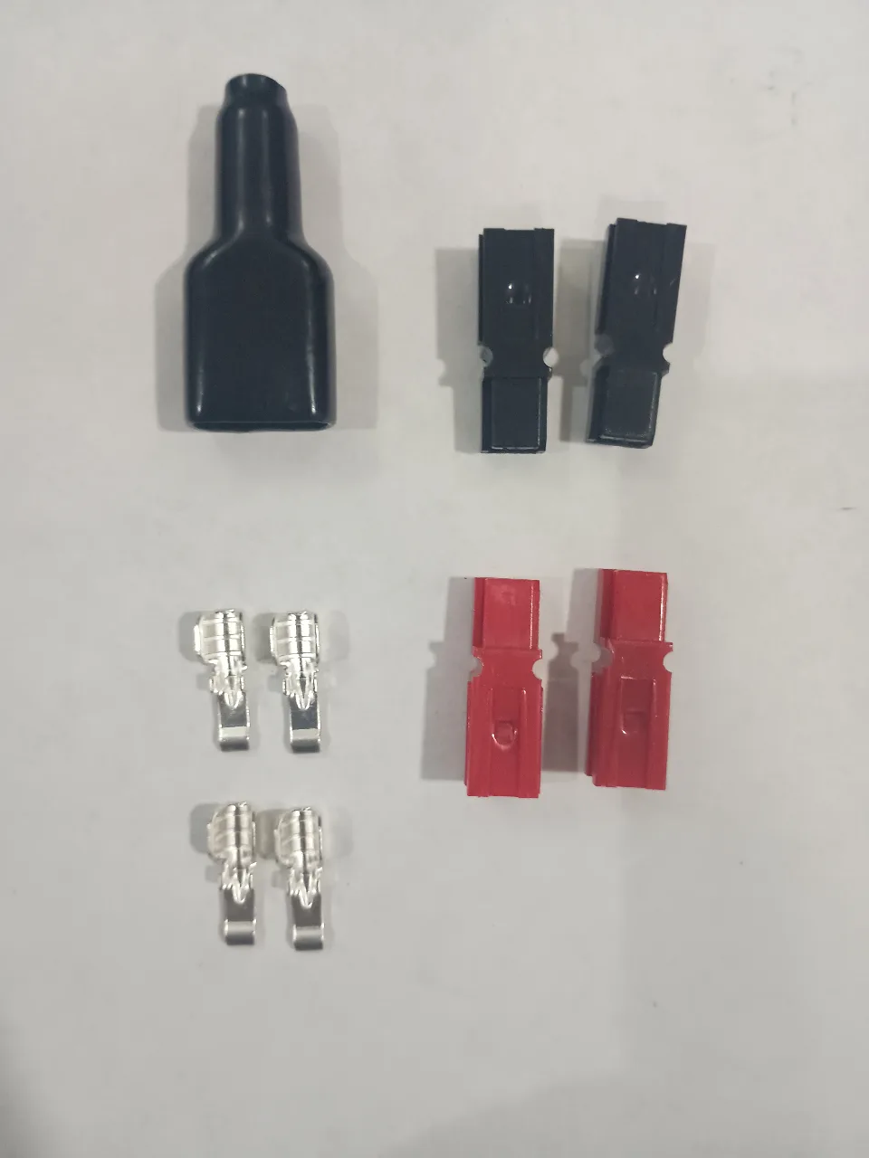 CONECTOR DE BATERIA 45AH (ENCHUFE BATERIA+CONECTORES ROJO/NEGRO+TERMINALES)
