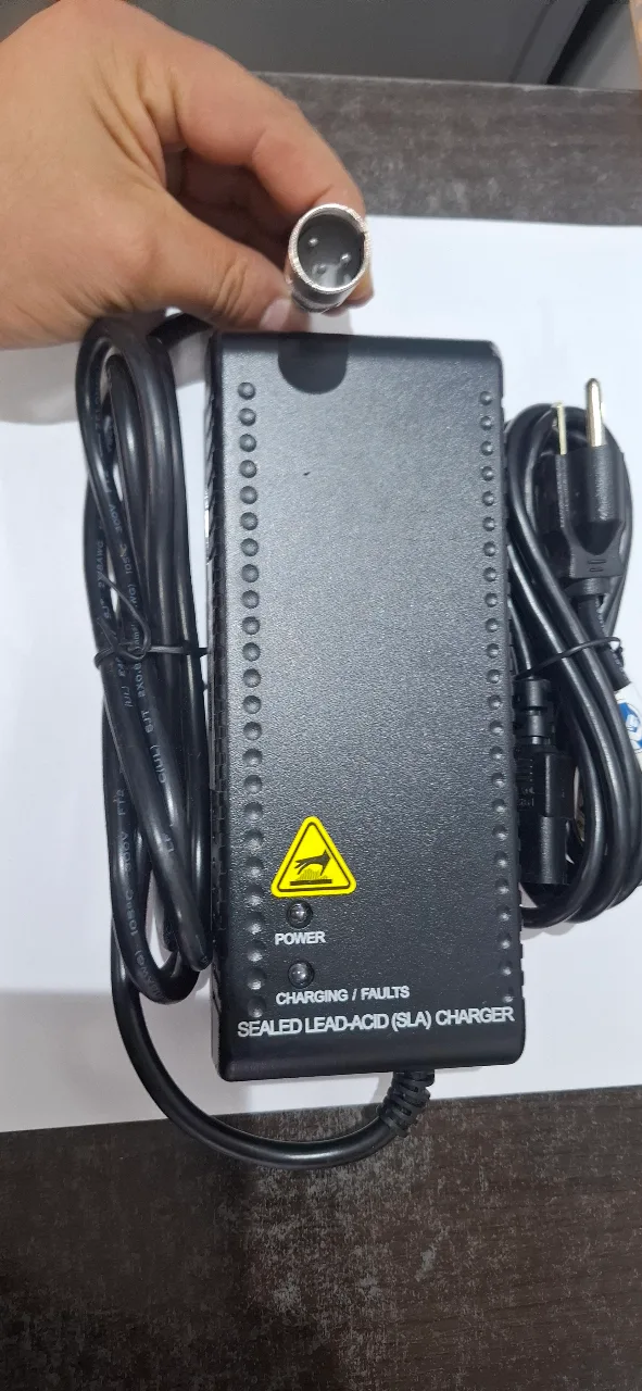 CARGADOR UPG 24V 5AH TIPO MICROFONO MODELO 71698 - 24BC5000T-4