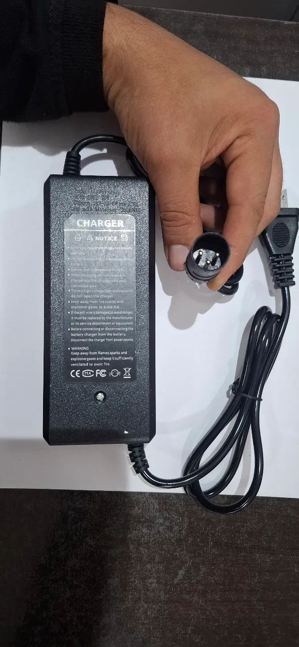 CARGADOR GENERICO 24V 2.8AH TIPO MICROFONO JRWD301 (REF 002)
