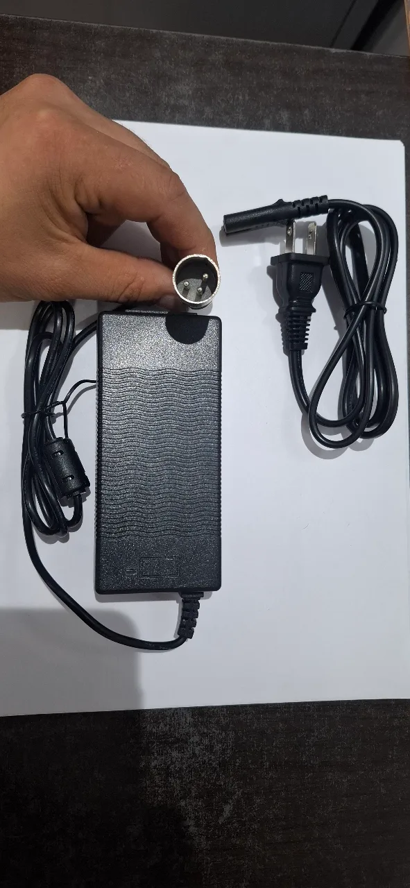 CARGADOR 29.4V 2.5AH MODELO LK150-2940200 TIPO XLR MICROFONO  PARA YXH5-L (SALVAESCALERA)