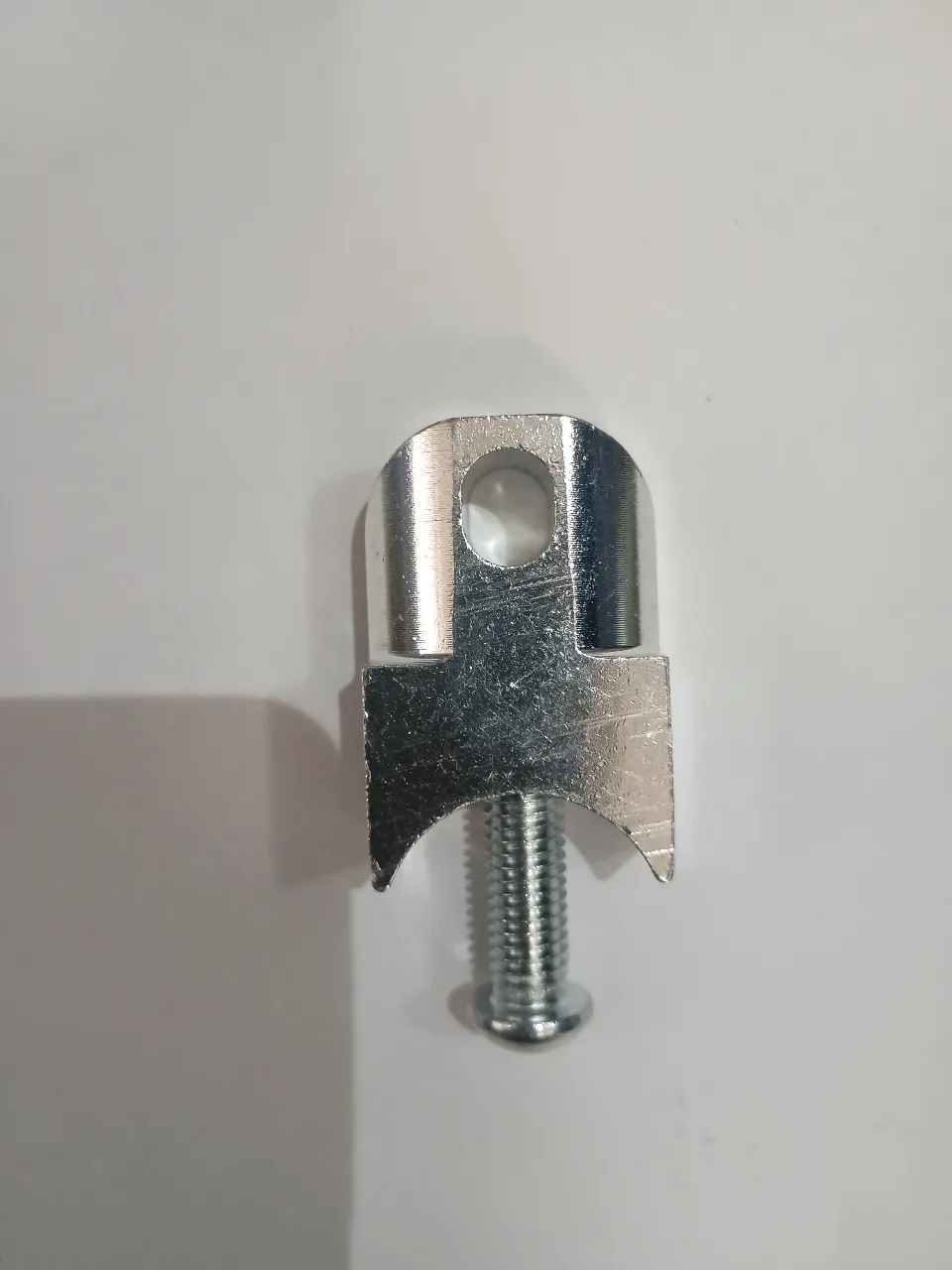 PIEZA PLASTICA DE FIJACION PARA DESCANSAPIES YHW001-C (001 NEW)