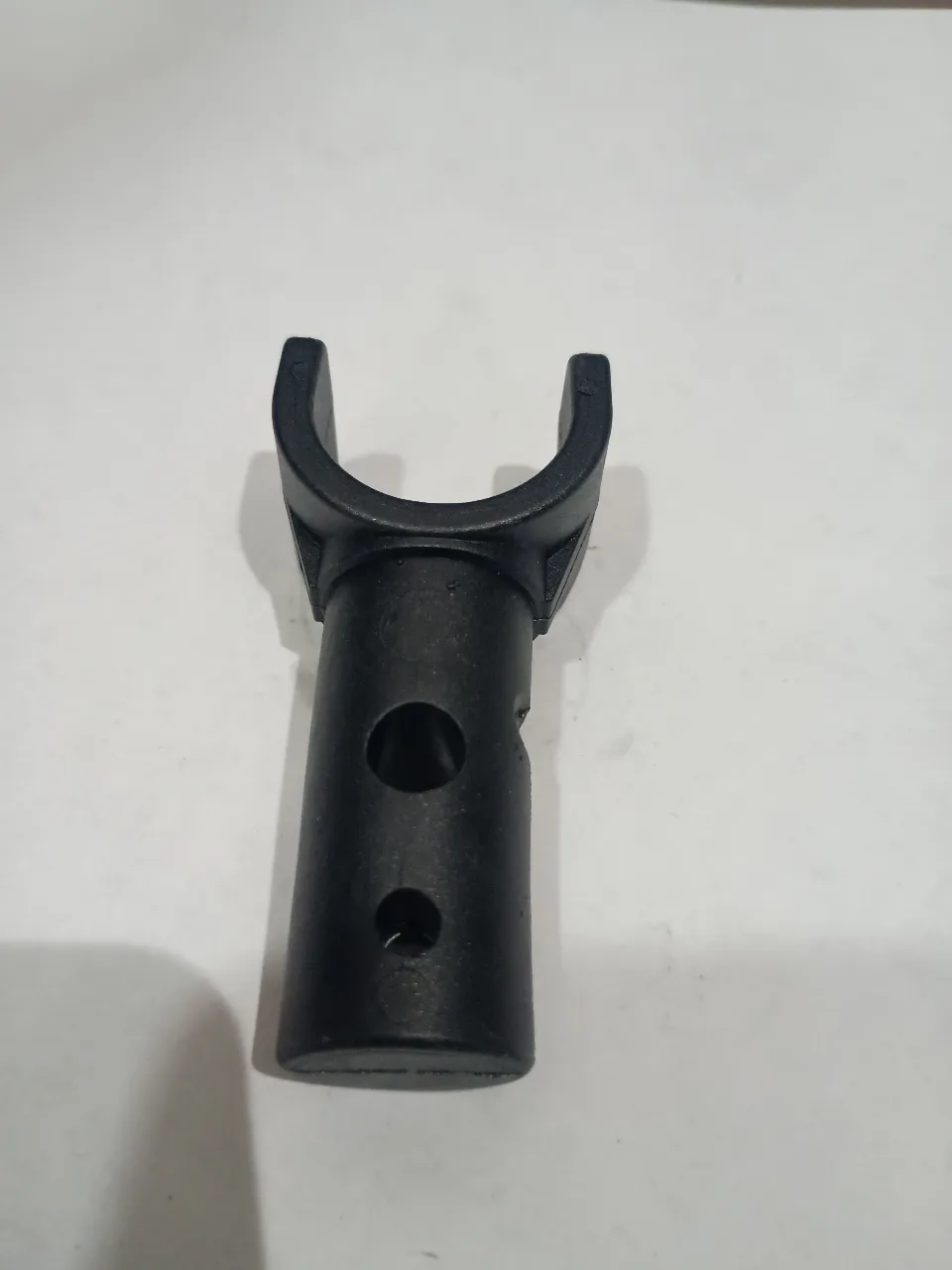 CODO PLASTICO EN U PARA DESCANSAPIES JRWD602 (SCORPIO); S01 (AGILITY)