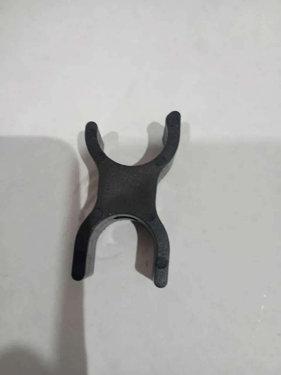 PIEZA PLASTICA CON TORNILLO PARA FIJAR PLATAFORMA DESCANSAPIES MODELO YHW001-B GLIDE