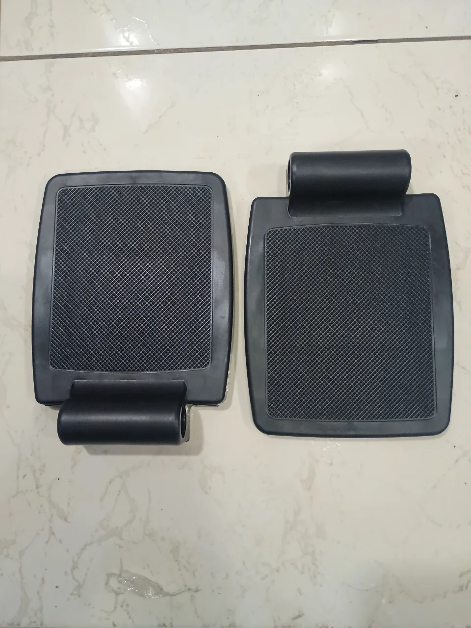 PLATAFORMA PLASTICA DEL DESCANSAPIES (IZQUIERDO Y DERECHO) PARA JRWD1002 (MERCURY)