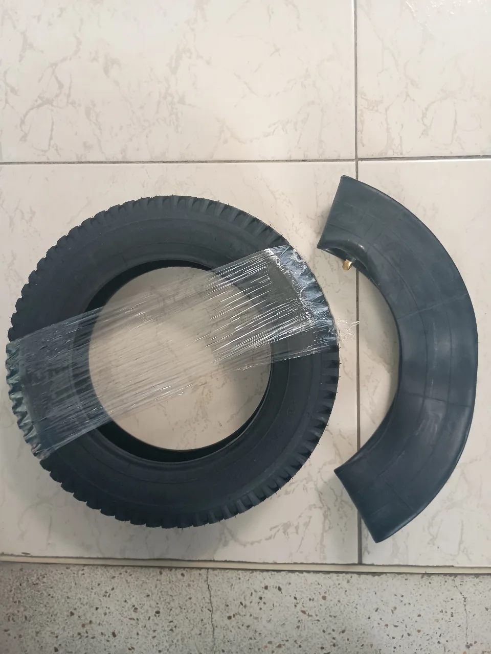 CORAZA Y NEUMATICO 3.00 - 8 1020 (7020); 1015 (ROYAL); 1035 (BIPEDESTADORA); 1020 (7020)