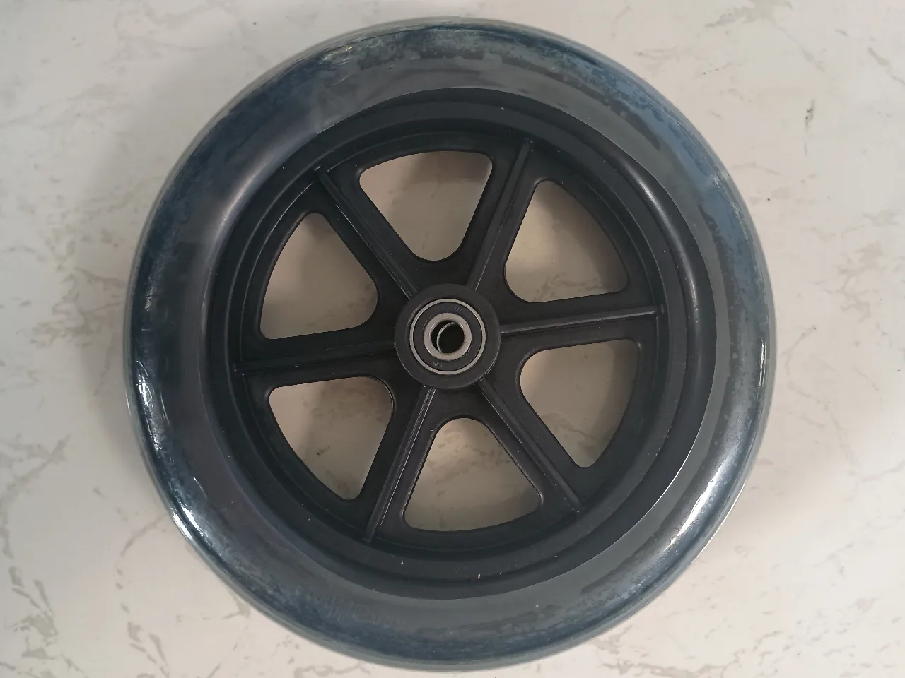 RUEDA MACIZA CON RIN 10 X 2.125 PARA BZ6301 (001); YHW-001-D (001); JRWD1801 (SATURN)