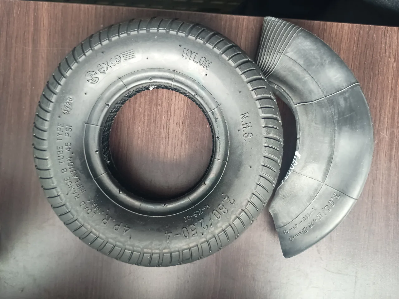 CORAZA Y NEUMATICO 2.80/2.50-4 PARA JRWB802 (MILAN); 1020 (7020); 1035 (BIPEDESTADORA)