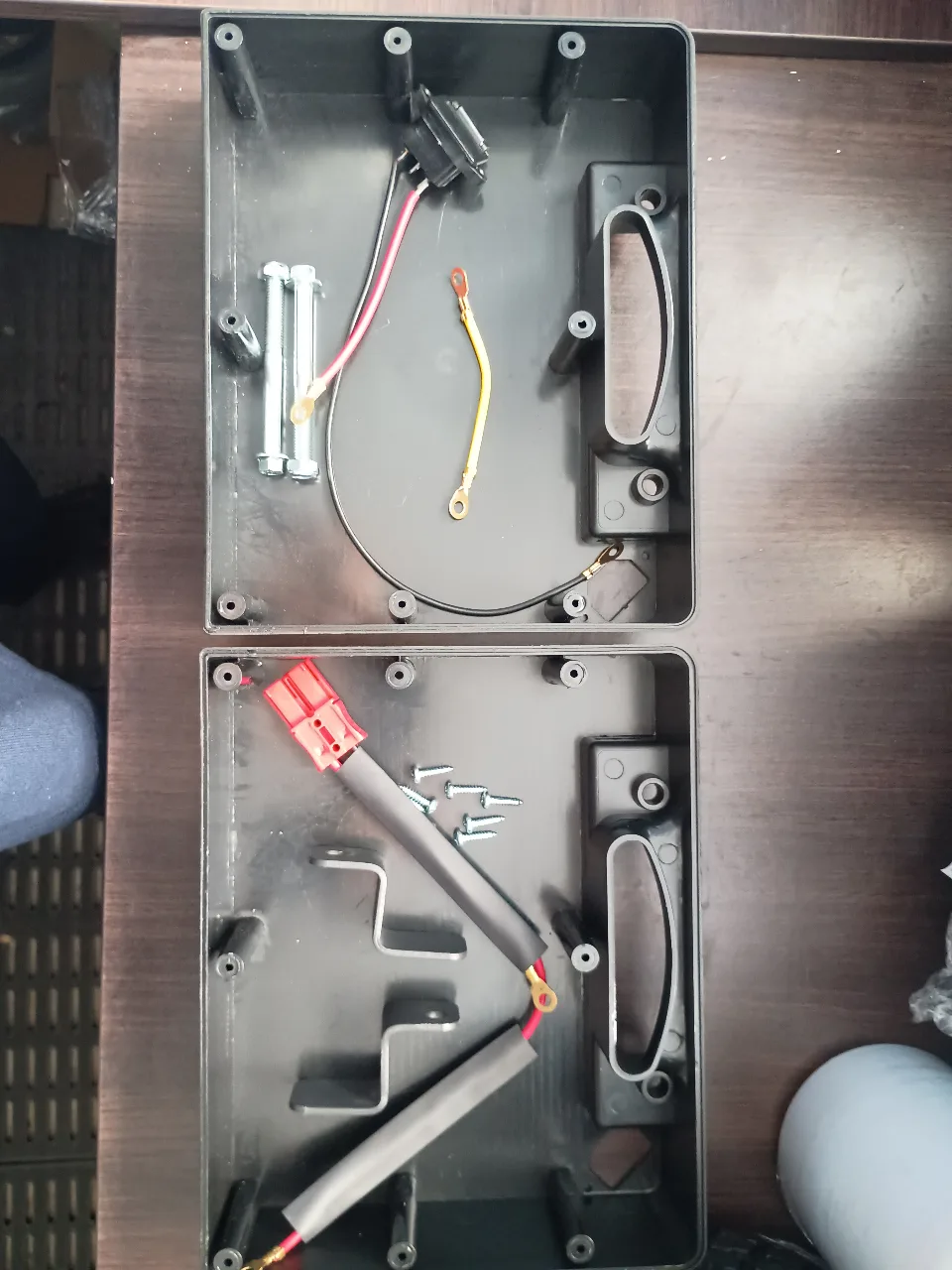 CAJA VACIA BATERIA 12V 14AH PARA YHW001-A (MERCURY PLUS); YHW001-C (001 NEW); YHW-001-D (001) CON CABLES