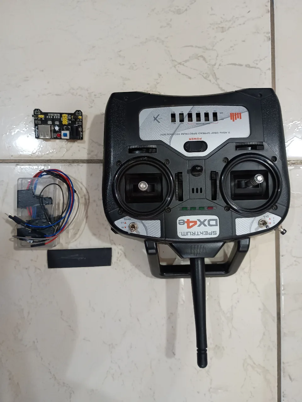 JOYSTICK INALAMBRICO SPEKTRUM DX4E TRANSMISOR DSM 2.4GHZ CUATRO CANALES