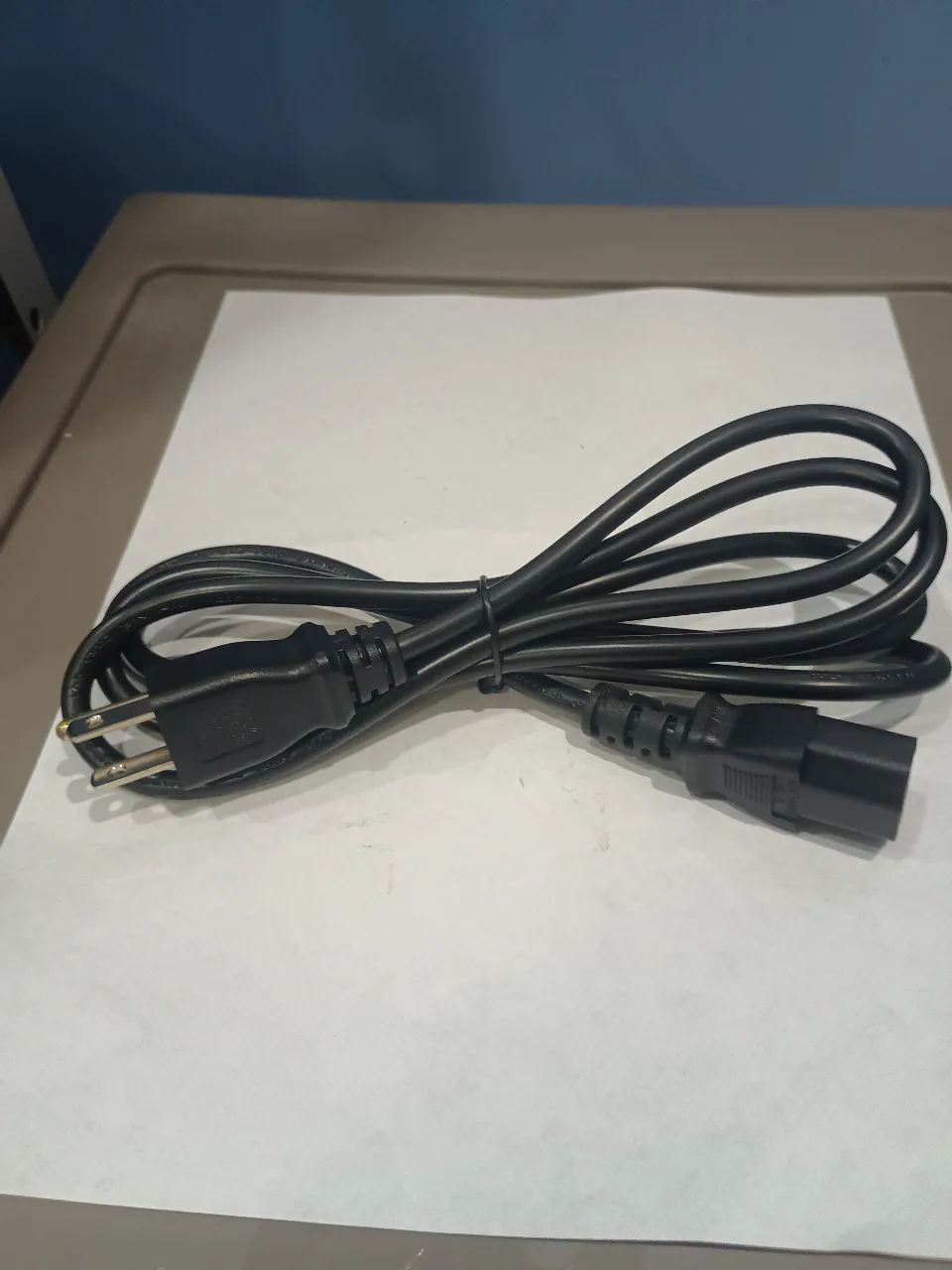 CABLE CON POLO A TIERRA MODELO (UL) E140081 SVT 3X18 AWG 105°C 300V VW-1 NS PARA CARGADOR