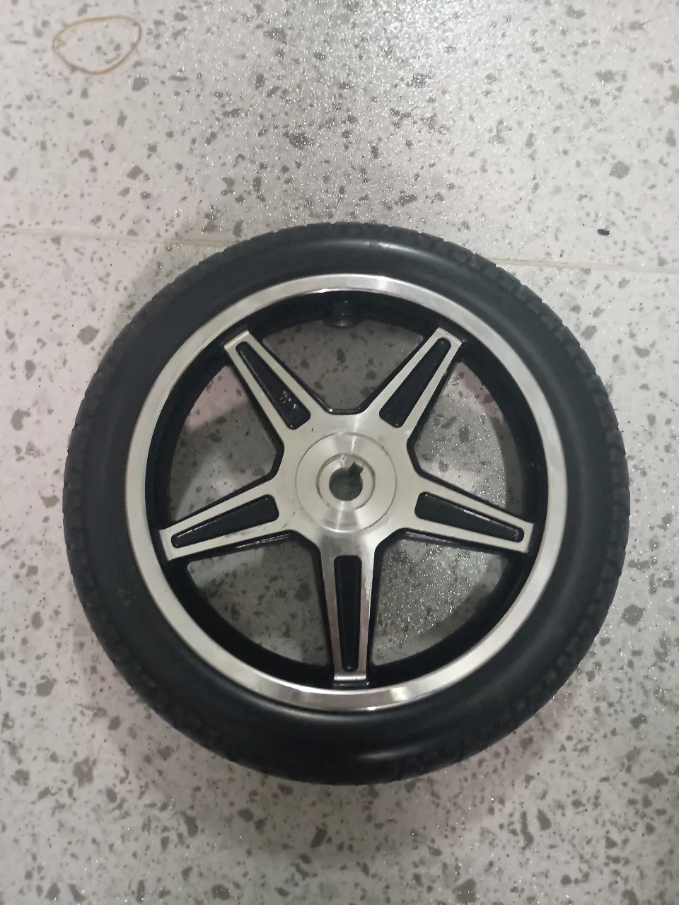 RUEDA MACIZA CON RIN 12" PARA MODELO YHW001-B GLIDE