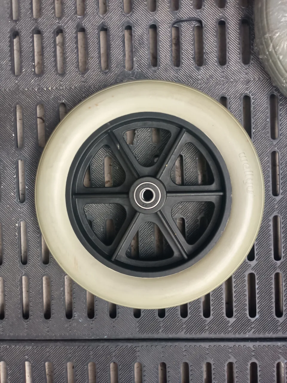 LLANTA TRASERA DE 10" CON RIN PLASTICO MACIZA PARA 001