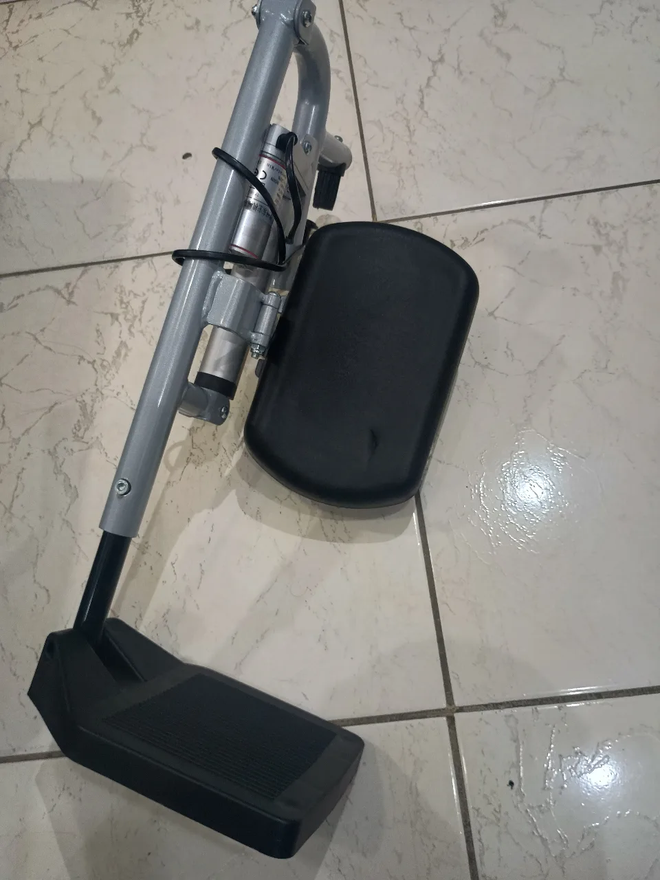 DESCANSAPIES CON MOTOR LINEAL PARA JRWD FLA-04 (COMFORT SIX)