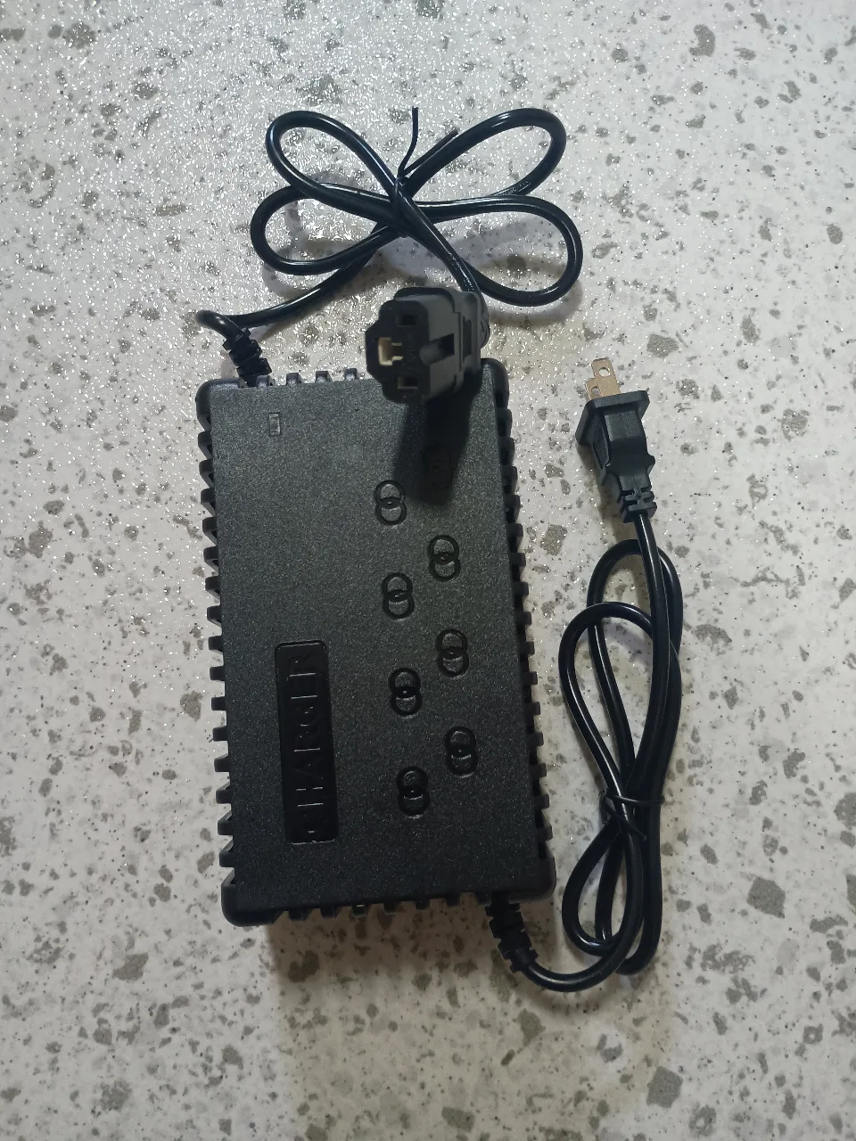 CARGADOR GENERICO 24V 1.8AH MODELO DZM2412001 TIPO BATERIA